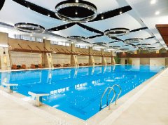 室內恒溫泳池加熱選哪種設備？哪一種更節能？